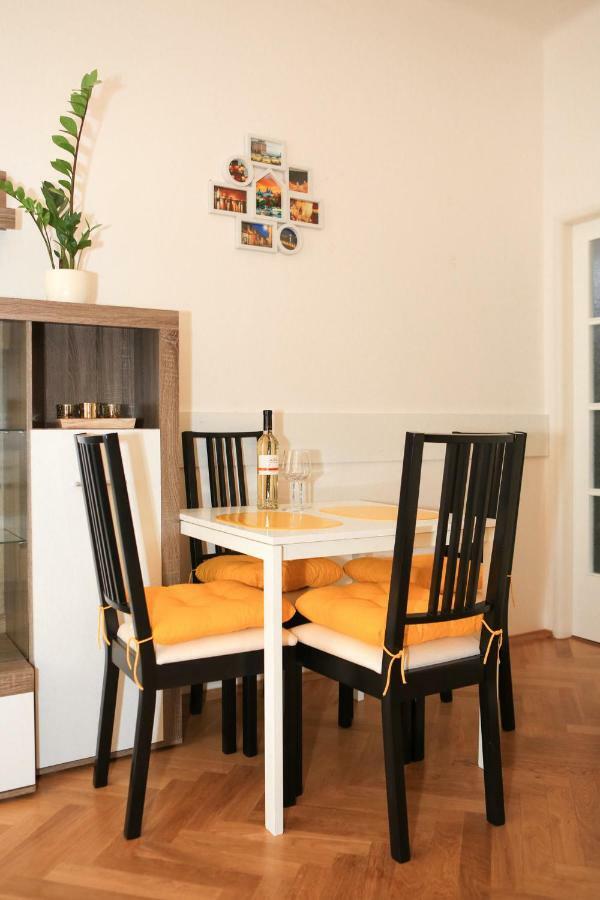 Yellow Apartment Few Steps From Metro Prague Exterior photo