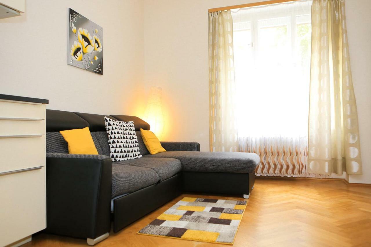 Yellow Apartment Few Steps From Metro Prague Exterior photo