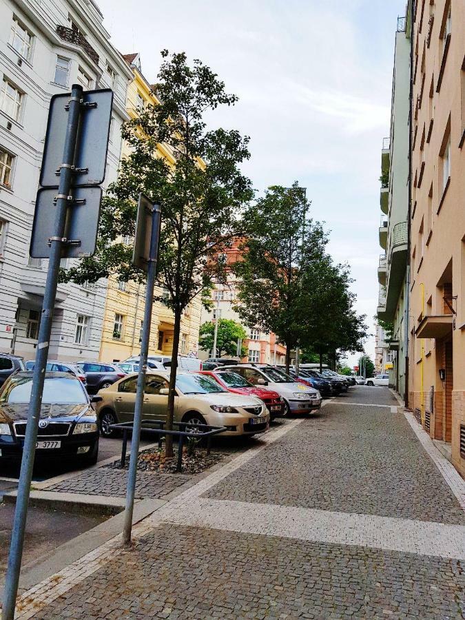 Yellow Apartment Few Steps From Metro Prague Exterior photo
