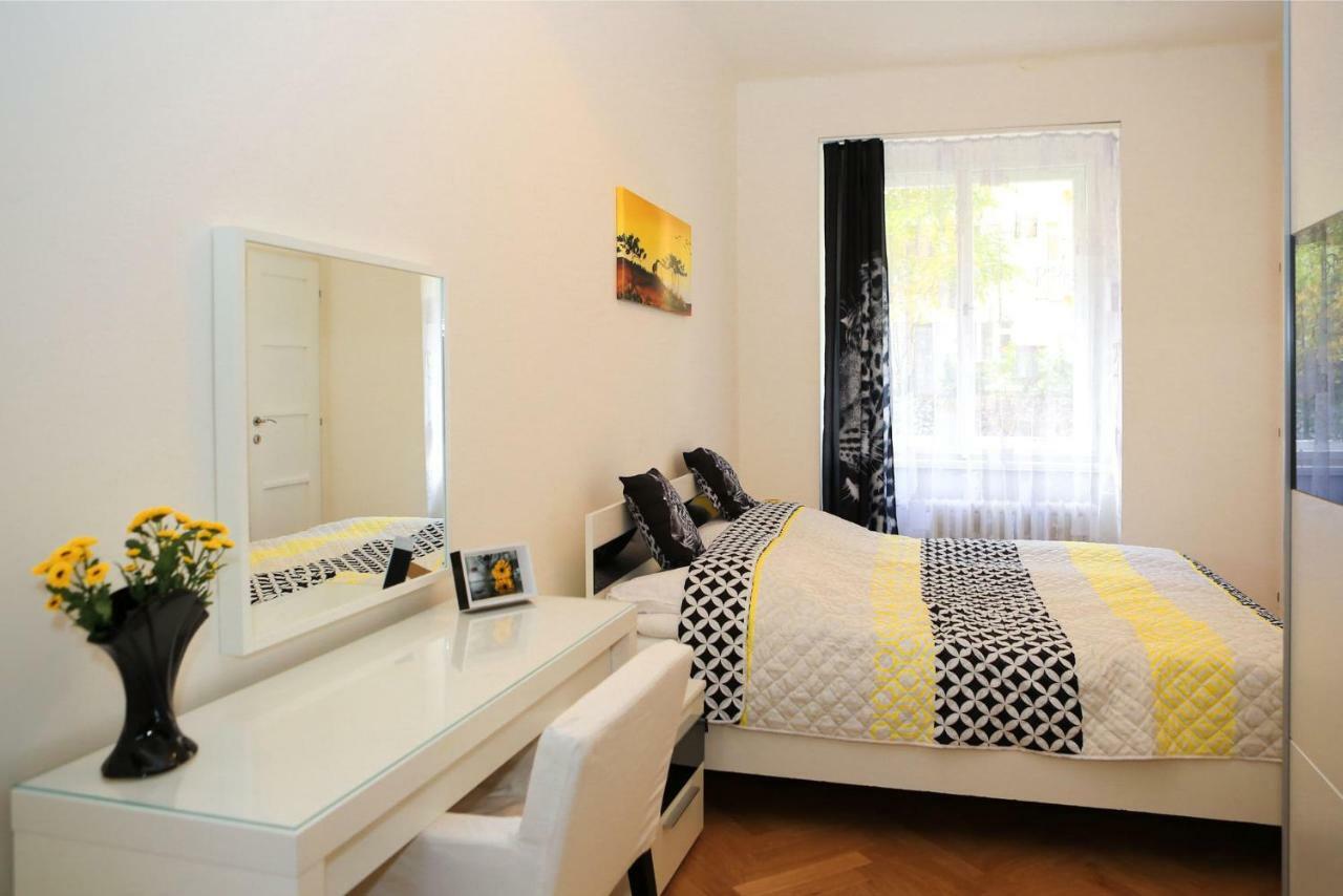 Yellow Apartment Few Steps From Metro Prague Exterior photo
